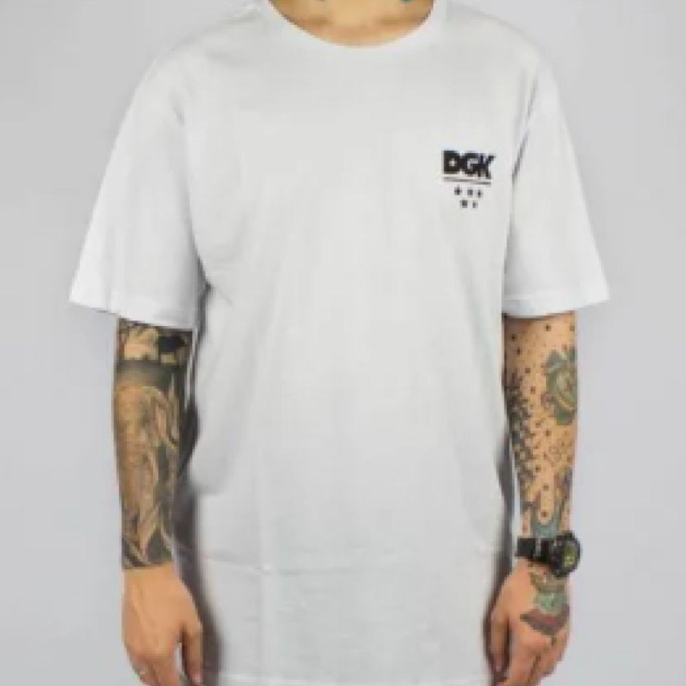 CAMISA-basica-marca-DGK-DUGOUT-cor-branco-estamapa-estilo-skate-sucata-brazil-maua-moda-skatista-streetwear-