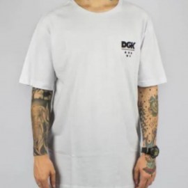 CAMISA-basica-marca-DGK-DUGOUT-cor-branco-estamapa-estilo-skate-sucata-brazil-maua-moda-skatista-streetwear-