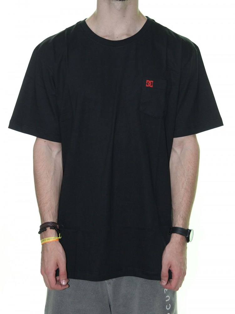CAMISA-basica-marca-dc-original-bolso-no-peito-cor-preta-estilo-skate-sucata-brazil-maua-moda-skatista-streetwear-