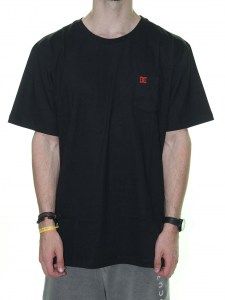 CAMISA-basica-marca-dc-original-bolso-no-peito-cor-preta-estilo-skate-sucata-brazil-maua-moda-skatista-streetwear-