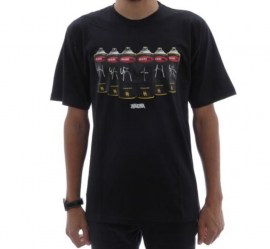 CAMISA-basica-marca-narina-estampa-no-peito-SPRAY-cor-PRETO-estilo-skate-sucata-brazil-maua-moda-skatista-streetwear-