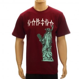 CAMISA-basica-marca-narina-estampa-no-peito-pixacao-cor-VINHO-estilo-skate-sucata-brazil-maua-moda-skatista-streetwear-