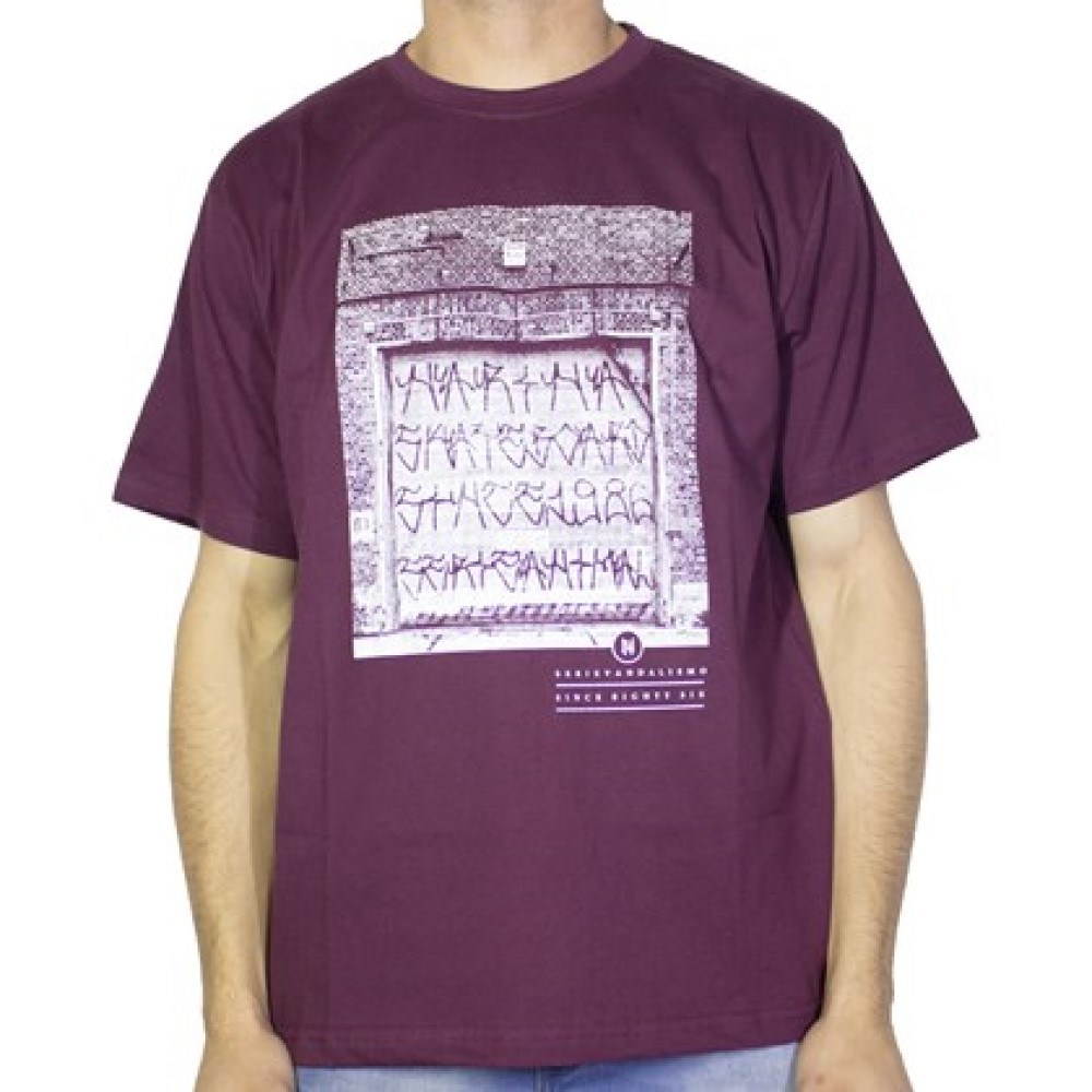 CAMISA-basica-marca-narina-estampa-no-peito-pixacao-cor-bordo-estilo-skate-sucata-brazil-maua-moda-skatista-streetwear-94