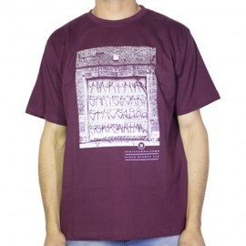 CAMISA-basica-marca-narina-estampa-no-peito-pixacao-cor-bordo-estilo-skate-sucata-brazil-maua-moda-skatista-streetwear-