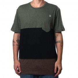 CAMISA-basica-marca-volcom-bolso-no-peito-cor-verde-militar-estilo-skate-sucata-brazil-maua-moda-skatista-streetwear-