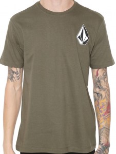 CAMISA-basica-marca-volcom-estampa-no-peito-cor-verde-estilo-skate-sucata-brazil-maua-moda-skatista-streetwear-
